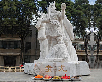 云南石雕黃帝、炎帝、蚩尤雕塑安裝效果展示