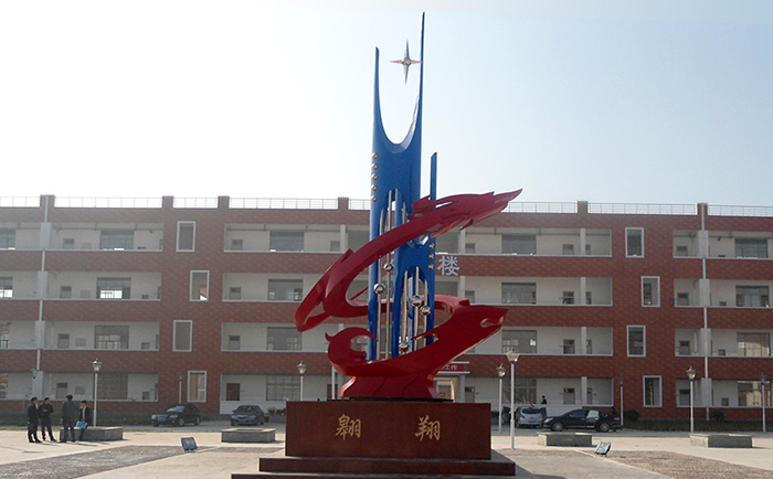 不銹鋼雕塑制作完成之后，需要對表面進(jìn)行打磨噴漆，這樣才可以獲得想要的表面效果，不銹鋼雕塑打磨噴漆有一些注意事項(xiàng)，下面給大家介紹一下。